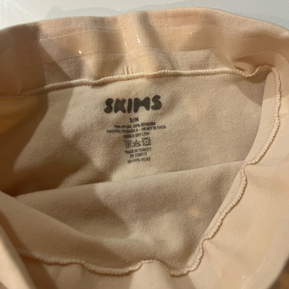 SKIMS body shaping shorts. High waisted shape wear - Picture 2 of 3